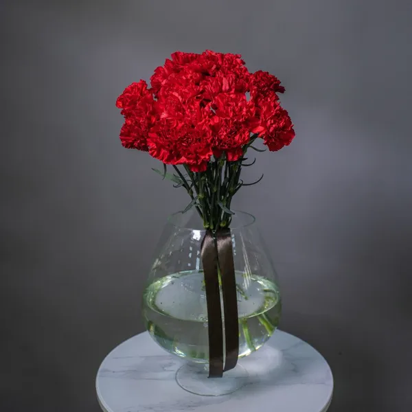 Букет траурный из 20 красных гвоздик