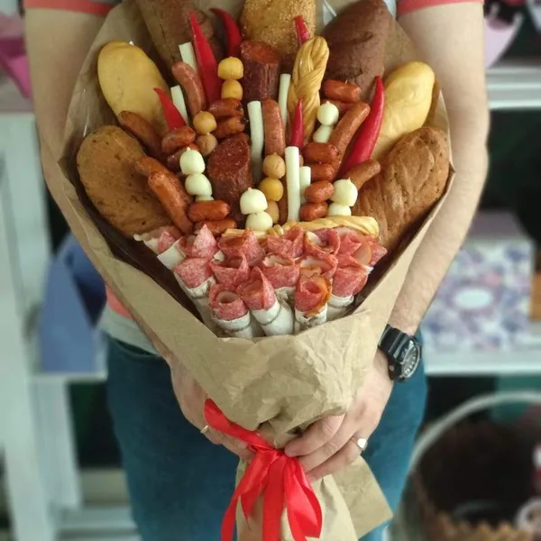 Мужской букет с колбасой, булками и перцем