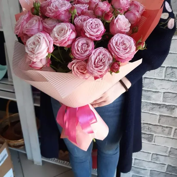 Букет из 7 кустовых пионовидных роз в оформлении