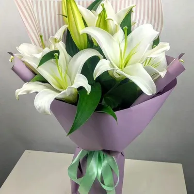 Букет из 3 белых лилий в оформлении