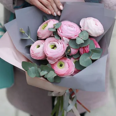 Букет из  9 розовых ранункулюсов