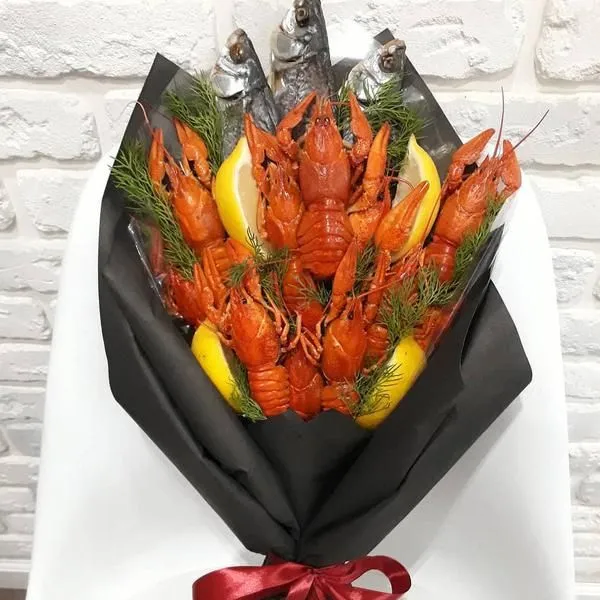 Мужской букет из раков и рыбы