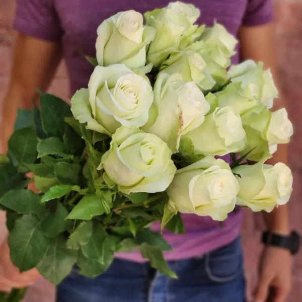 Букет из 15 белых роз 70 см