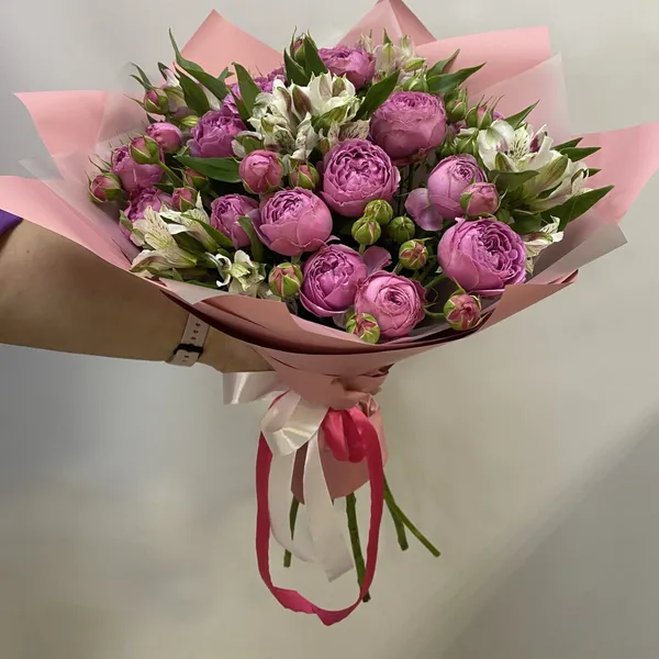 Букет с кустовой пионовидной розой и альстромерией