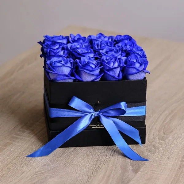 15 синих роз в черной коробке