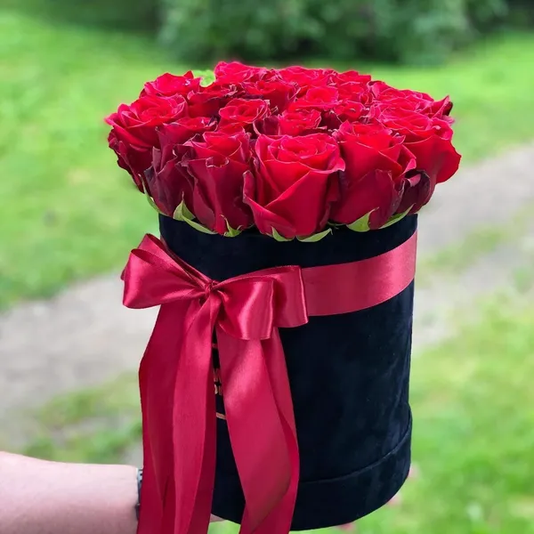 17 красных роз в шляпной коробке