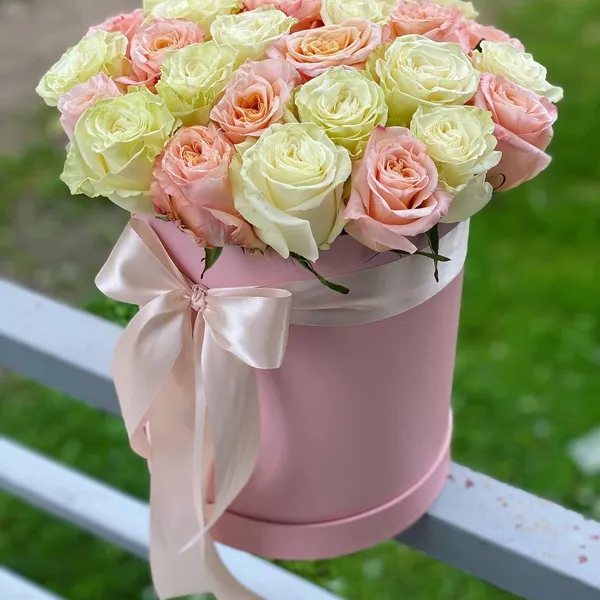 27 роз в шляпной коробке