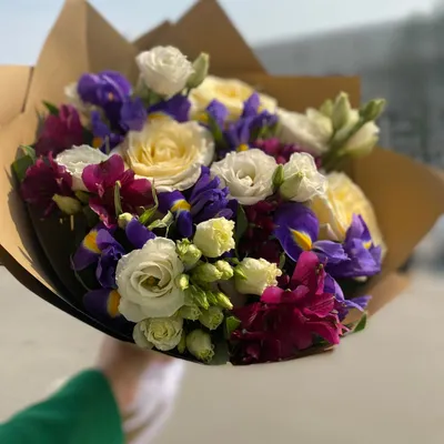 Букет с ирисами, эустомой и альстромерией