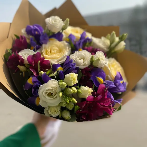 Букет с ирисами, эустомой и альстромерией