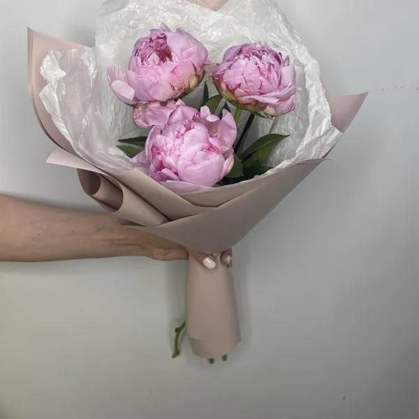 Букет из 3 пионов в оформлении