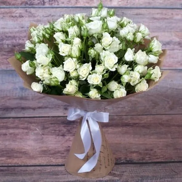 Букет из 9 белых кустовых роз в оформлении