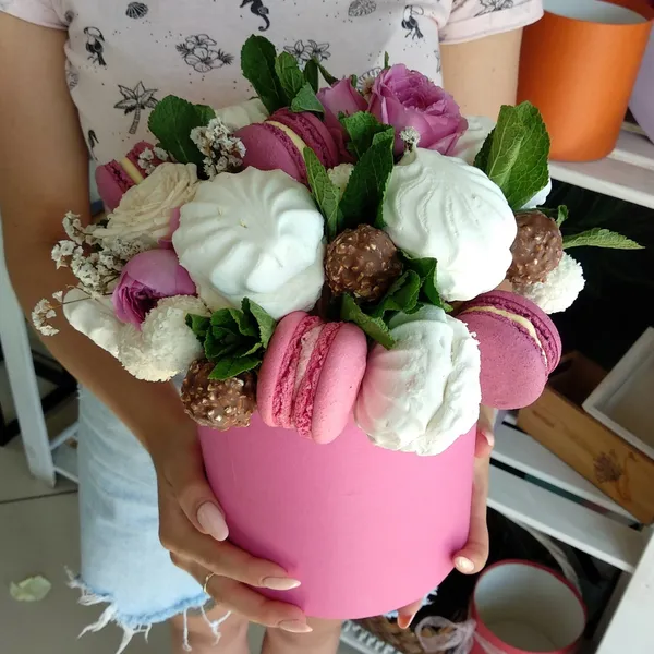 Коробка с зефиром, макарунсами и цветами