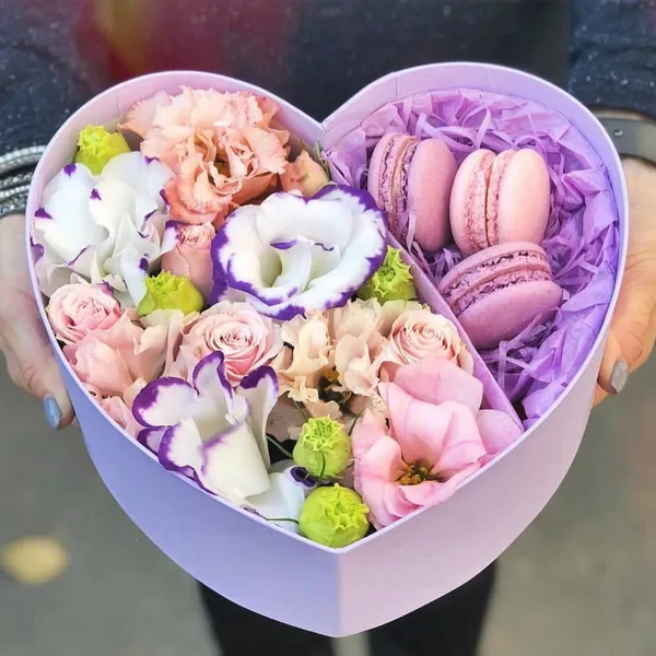 Коробка с макарунами и цветами
