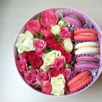 Коробка с кустовой розой и макарунами