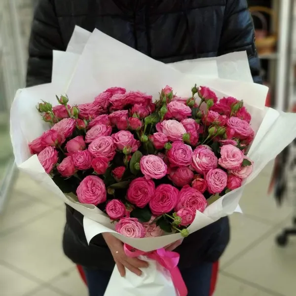 Букет из 13 кустовых пионовидных роз в оформлении