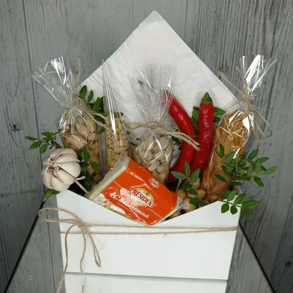 Мужская коробка с орехами и сыром