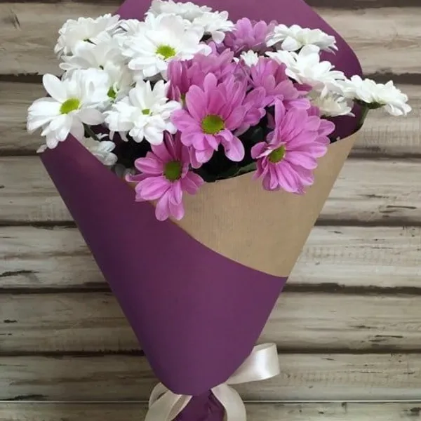 Букет из 5 хризантем в оформлении