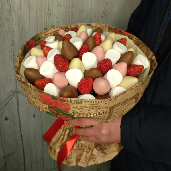 Букет из клубники в шоколаде и маршмэллоу
