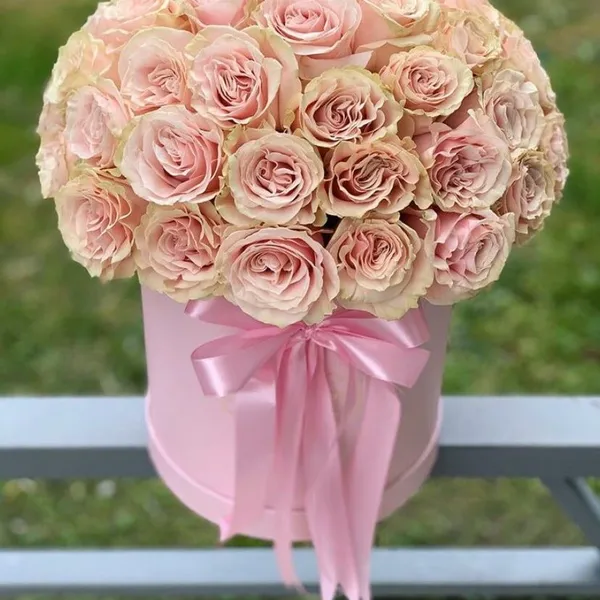 Шляпная коробка из 45 розовых роз