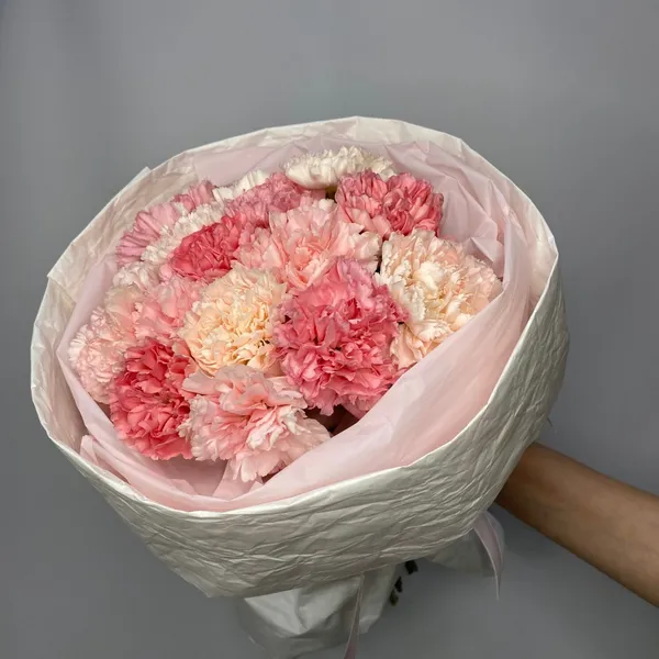 Букет из диантусов в оформлении