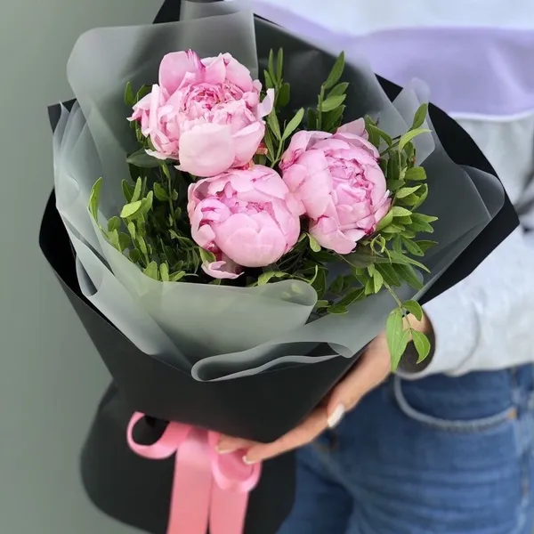 Букет из 3 пионов с фисташкой  в оформлении