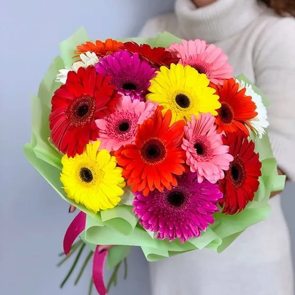 Букет из 19 гербер в оформлении