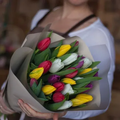 Букет из 25 тюльпанов микс в оформлении