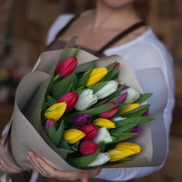 Букет из 25 тюльпанов микс в оформлении