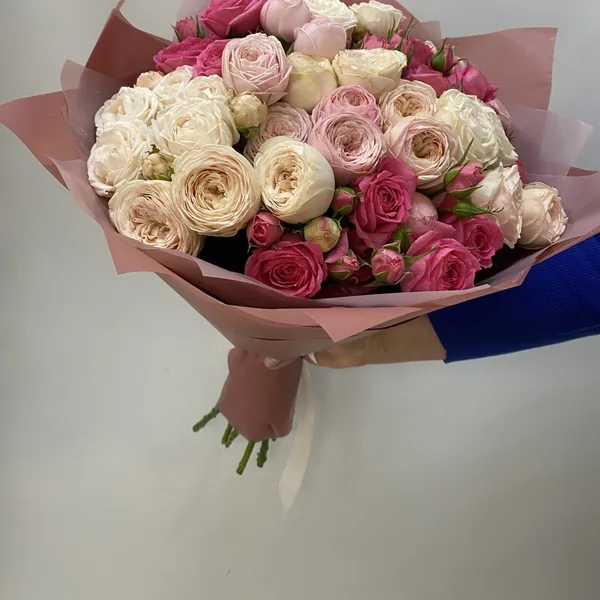 Букет с кустовой пионовидной розой "Шик"