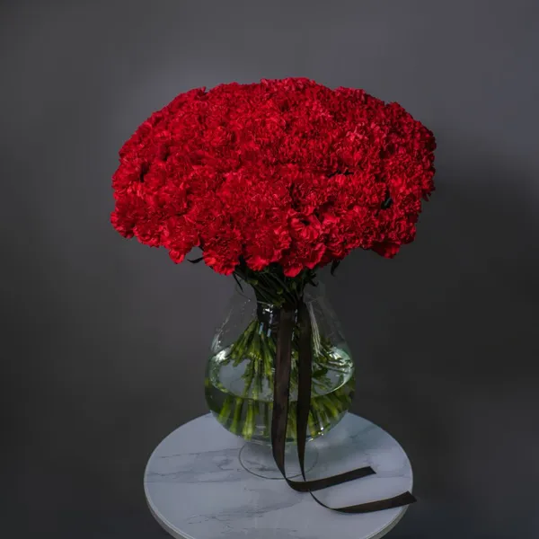 Букет траурный из 100 красных гвоздик