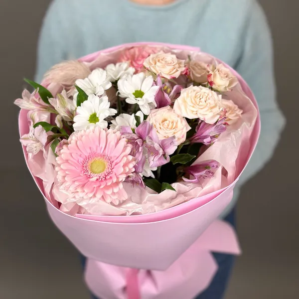 Букет с кустовой розой и хризантемой  "Куколка"