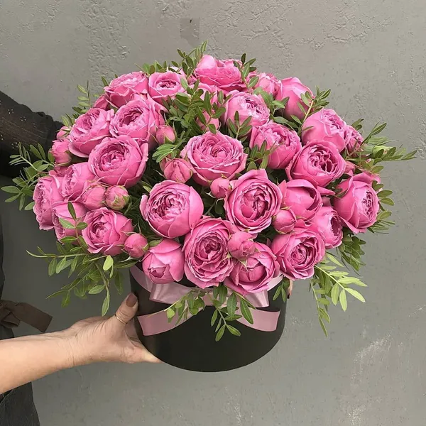 Коробка из 11 пионовидных кустовых роз