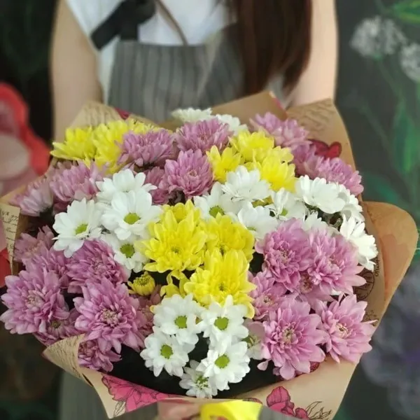 Букет "13 нежных хризантем в крафте"