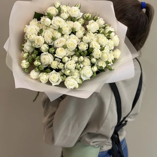 Букет белых элитных кустовых роз L