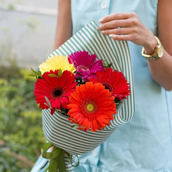 Букет из 5 гербер в оформлении