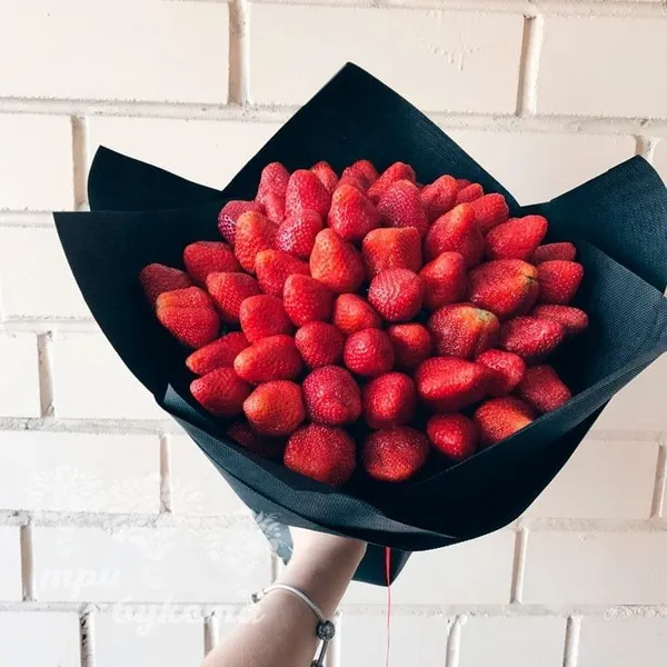 Букет из свежей клубники в крафте