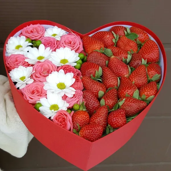 Коробка с клубникой и цветами