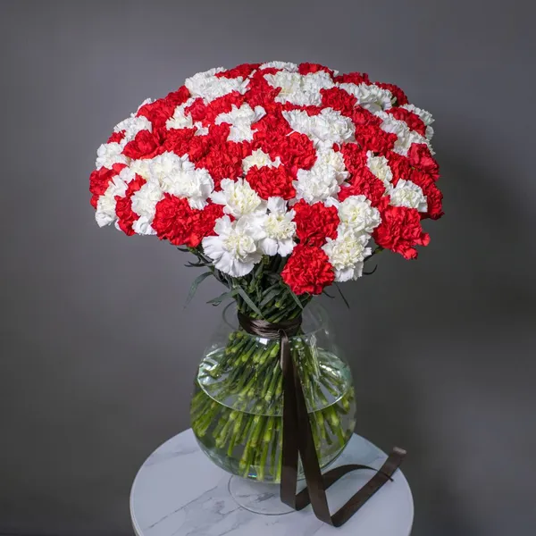 Букет траурный из 100 красных и белых гвоздик