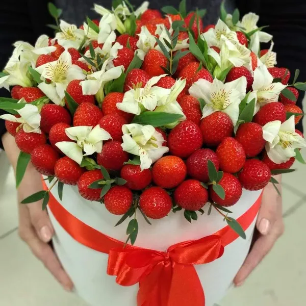 Шляпная коробка с клубникой и цветами