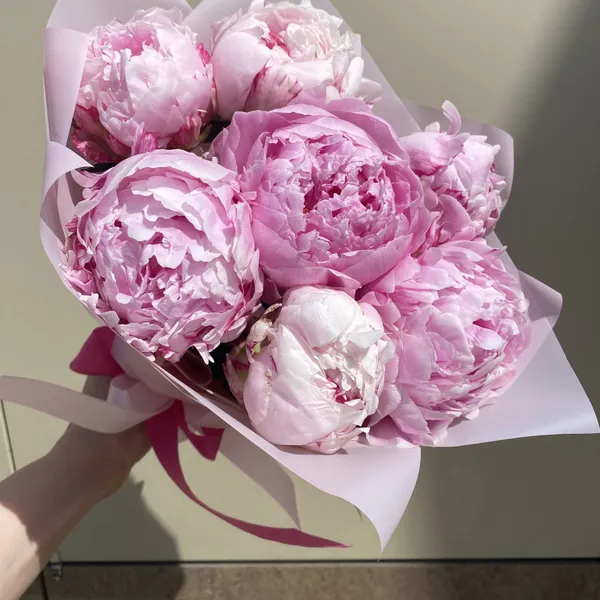 Букет из 7 пионов в нежном оформлении