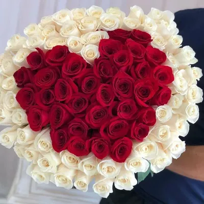 Букет из 101 красно-белой розы "Сердце"