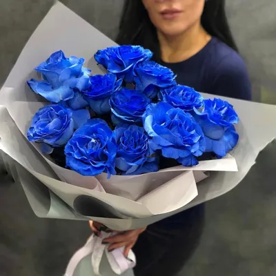 Букет из 11 синих роз в оформлении