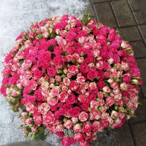 Букет из 101  кустовой розы "Розовый микс"