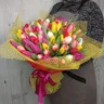 Букет из 101 тюльпана микс в оформлении 2