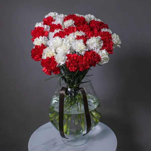 Букет траурный из 40 красных и белых гвоздик