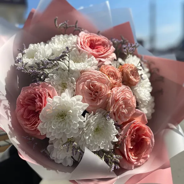 Букет с кустовой розой и хризантемой "Монблан"