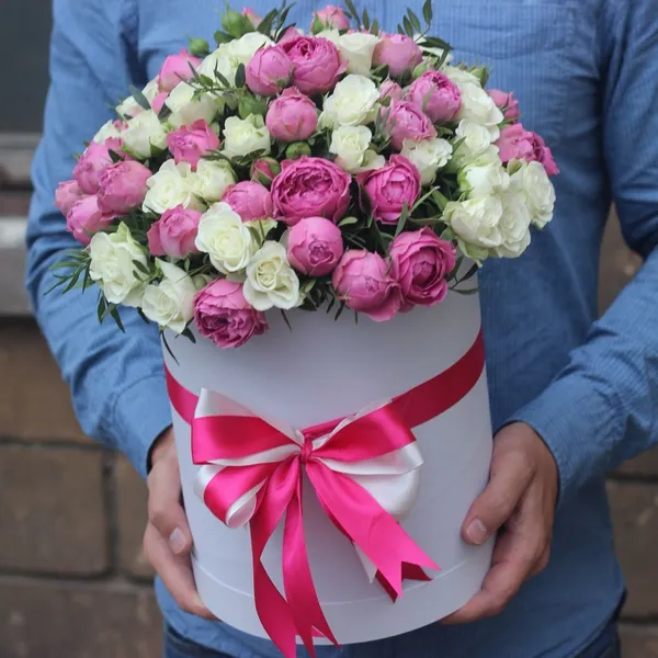 Коробка из 21 нежной кустовой розы