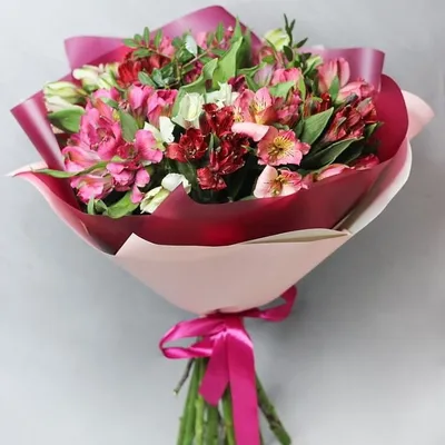 Букет из 21 альстромерии в оформлении