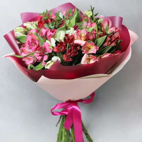 Букет из 21 альстромерии в оформлении