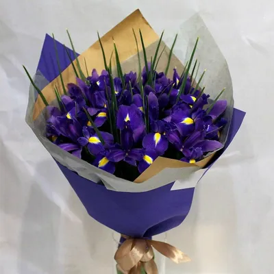 Букет из 17 ирисов в оформлении